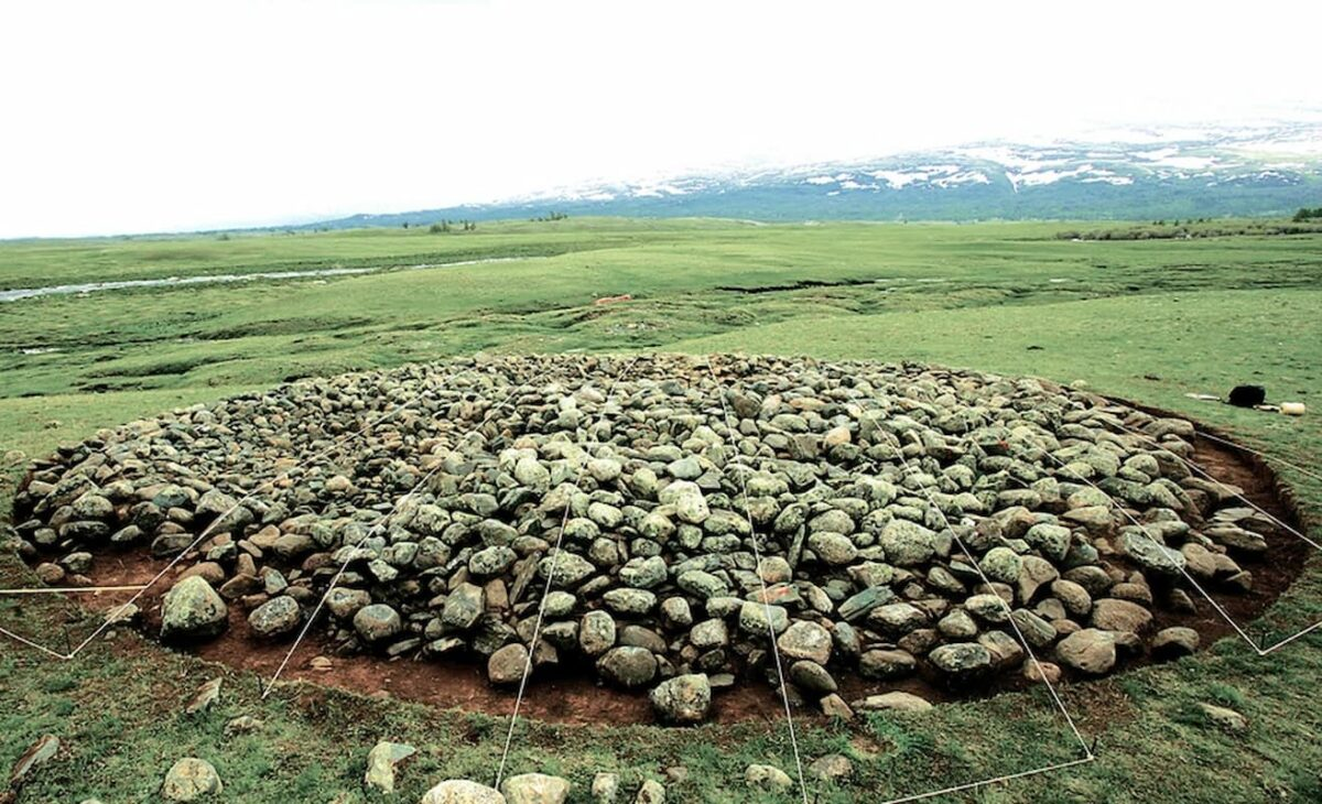 Surt a la llum al gel la bota d'una dona d'alt rang d'una antiga societat nòmada