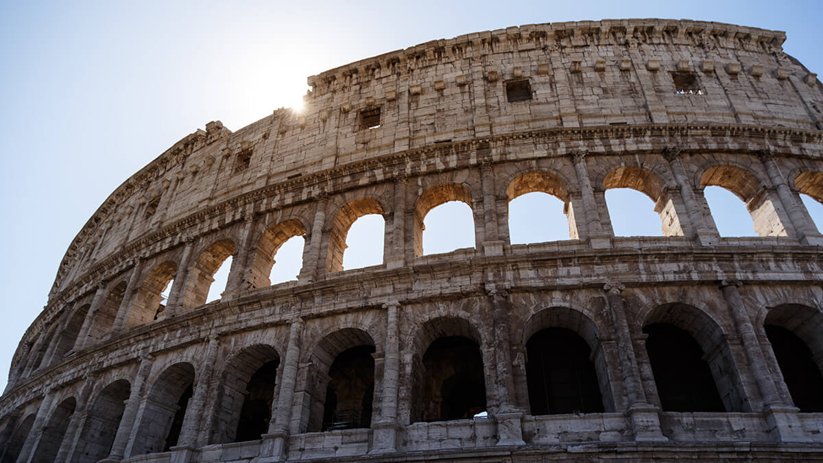 Coliseo en Roma, Italia, bajo el cielo brillante