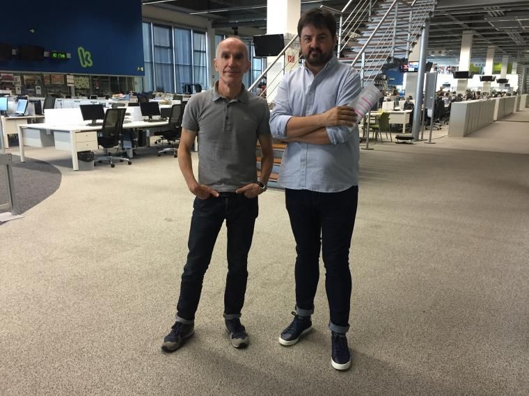 El director de 'Vaya Semanita', Javier García Vicuña, i l'actor Andoni Agirregomezkorta, a la seu d'EiTB a Bilbao