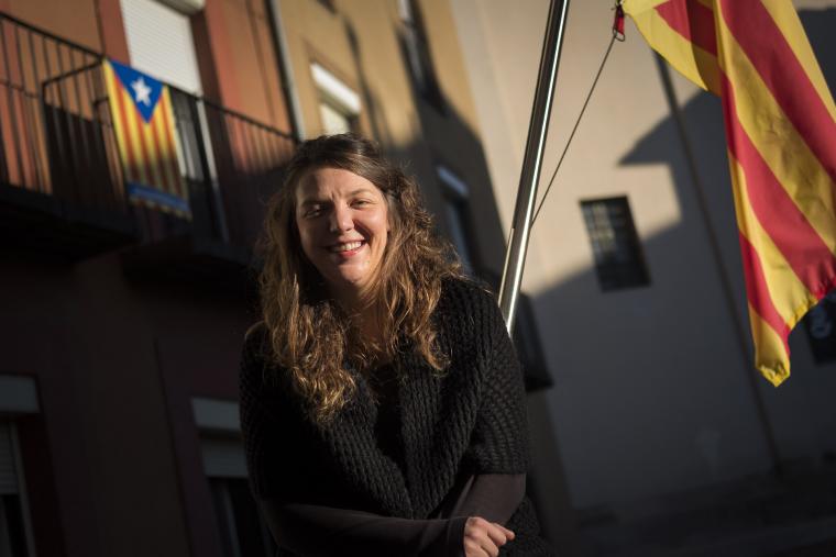 L'alcaldessa de Berga, Montse Venturós, davant l'estelada que manté al balcó de l'Ajuntament, malgrat l'embat de l'Estat