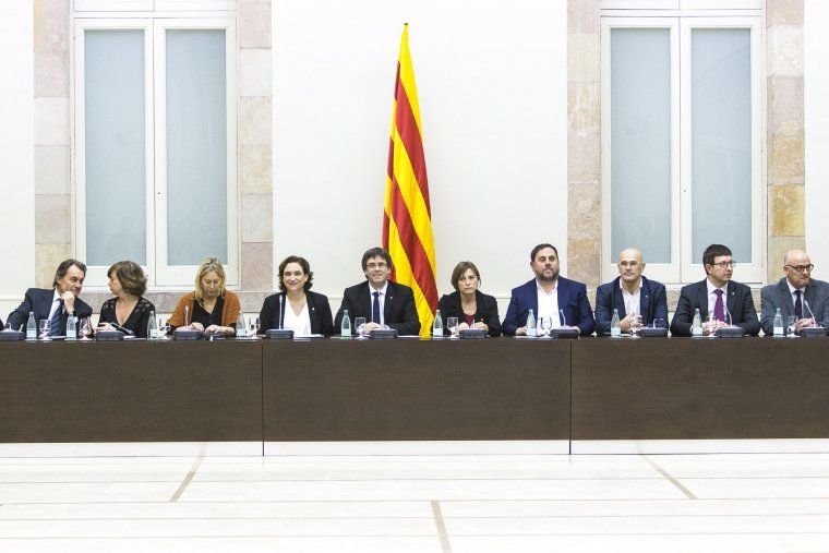 Carles Puigdemont i Carme Forcadell encapçalen la cimera pel referèndum, el divendres 23 de desembre de 2016 al Parlament