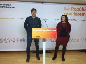 El portaveu d'ERC, Sergi Sabri&agrave;, i la vicesecret&agrave;ria de gesti&oacute; del coneixement i de dones d'ERC, Mireia Mata, a la seu dels republicans