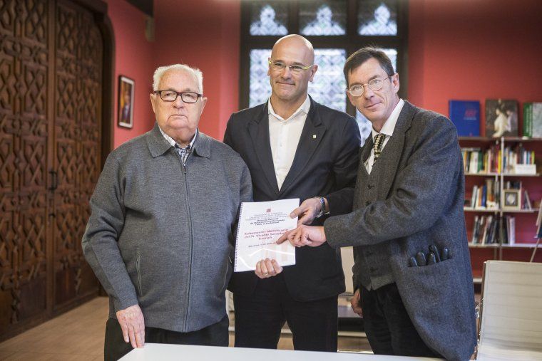 El conseller Romeva, amb els familiars de Vicente Santolaria, les restes del qual s'han pogut identificar
