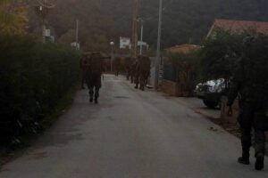 Imatge dels militars per un carrer de Canet d'Adri, en les maniobres fetes del 26 al 28 de novembre de 2016