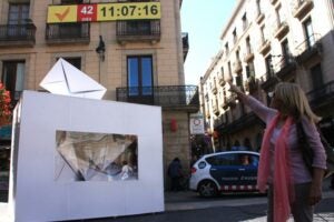 L'ANC i Òmnium inauguren un marcador a la plaça Sant Jaume de Barcelona amb el compte enrere fins el 9N