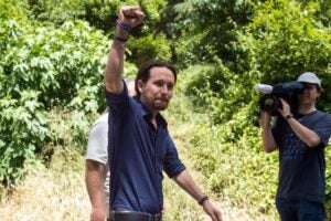 Pablo Iglesias arribant a l'acte de tancament de campanya aixecant el puny en senyal de vict&ograve;ria