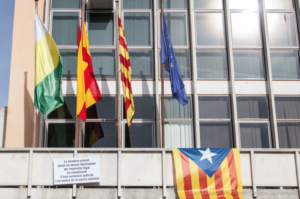 La bandera espanyola oneja a l'Ajuntament de Santa Coloma de Farners "per imperatiu legal"