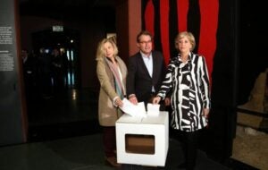 Mas, Ortega i Rigau, davant d'una urna com la del 9N