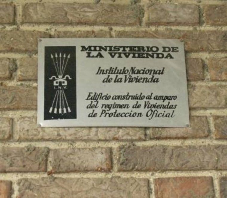 Plaques de l'Institut Nacional de la Vivenda