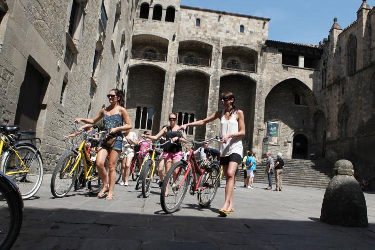 Turistes a la plaça del Rei