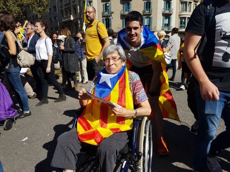 Carmen Monte, de 93 anys i nascuda a Salamanca, i el seu nét