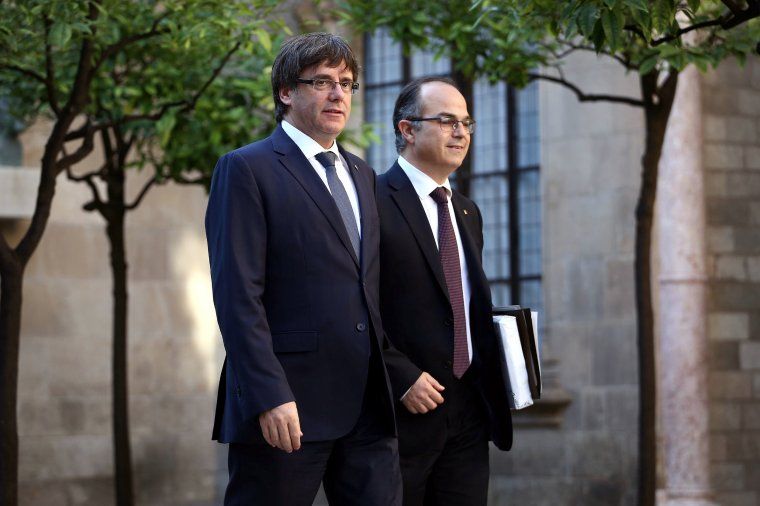 El president de la Generalitat, Carles Puigdemont, i el portaveu del Govern, Jordi Turull