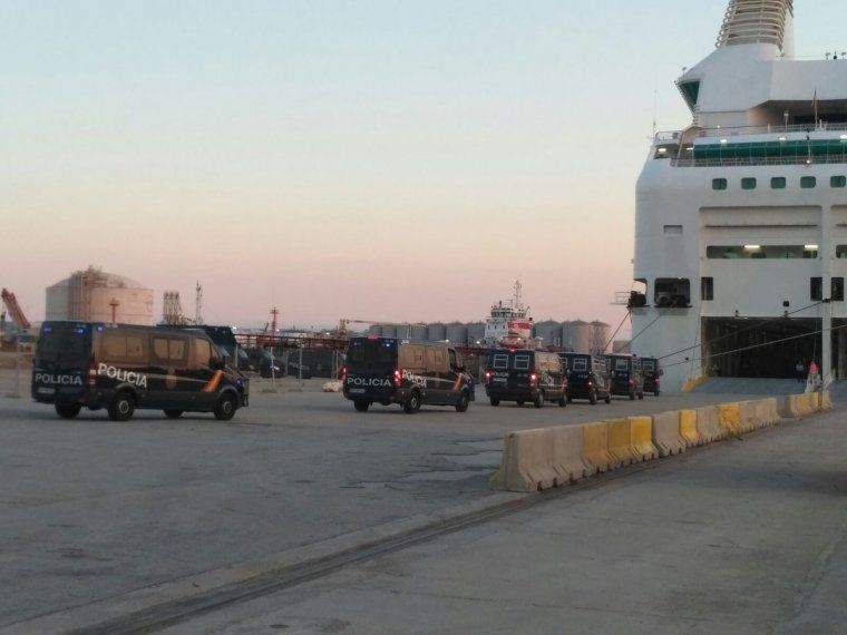 Furgonetes de la policia espanyola al Port de Barcelona