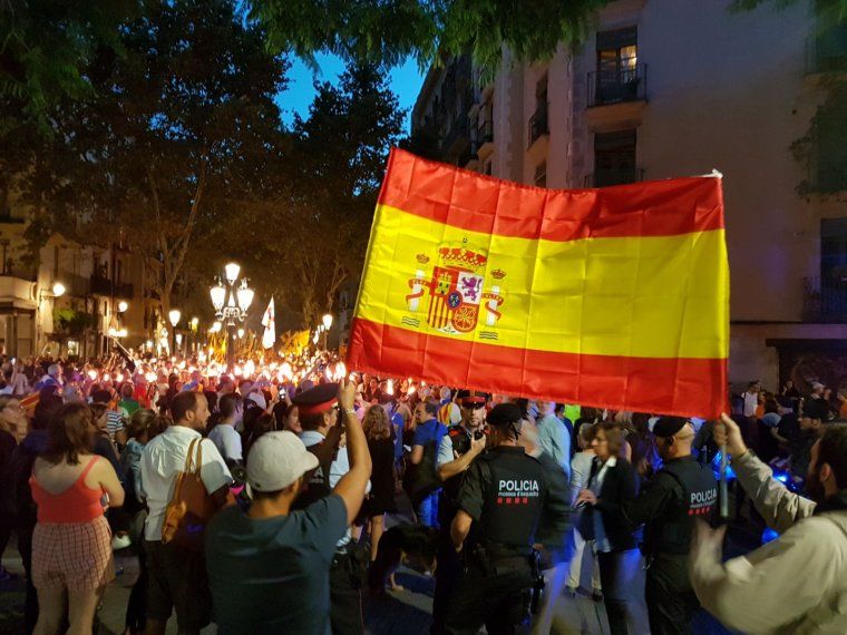 La bandera espanyola a la Marxa de les Torxes del Born