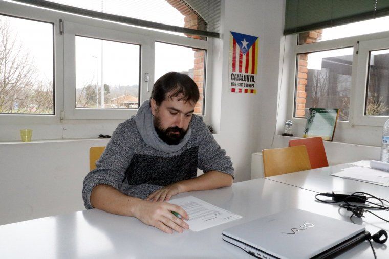 El alcalde de Celrà, Dani Cornellà, leyendo el bando sobre las maniobras militares
