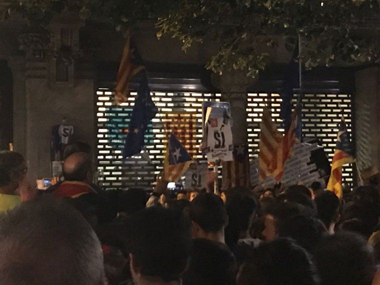Manifestants a la porta del departament d'Economia