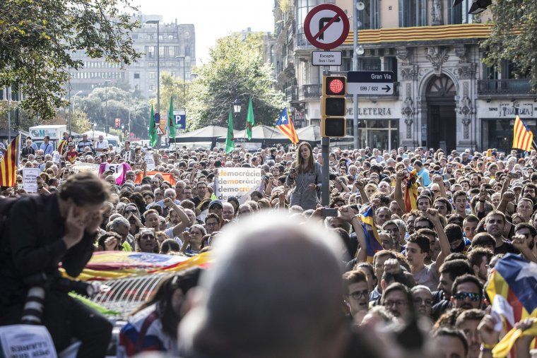 Milers de persones es concentren a les portes de la conselleria d'Economia