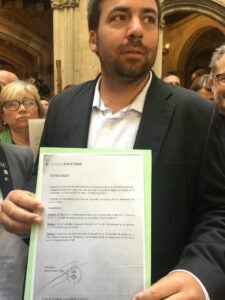 Un alcalde mostra el seu decret de suport al referèndum