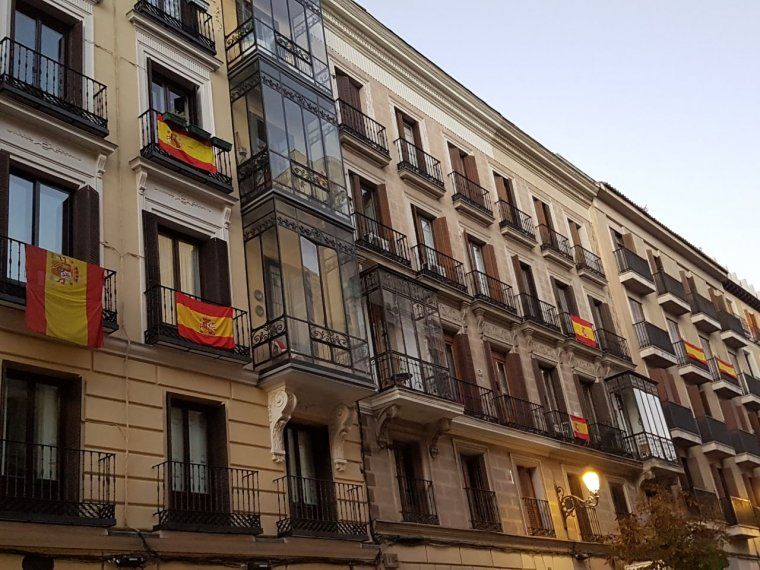 Banderes d'Espanya al carrer Arrieta de Madrid