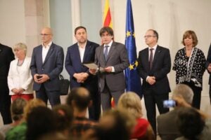 Carles Puigdemont compareix després de signar el decret de l'1-O acompanyat de tot el Govern