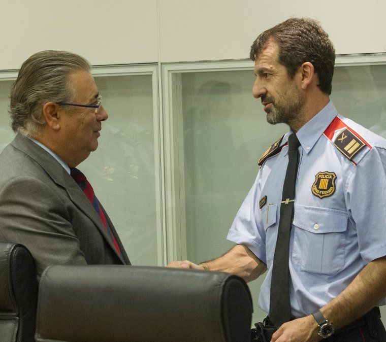 El ministre espanyol d'Interior saluda al 'nou major' dels Mossos que intenten imposar