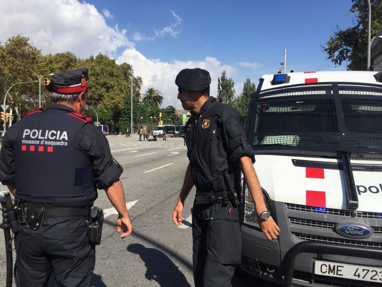 Els periodistes han de passar 3 controls policials per poder accedir al Parlament