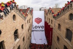 Pancarta "Love democracy" desplegada pels Bombers