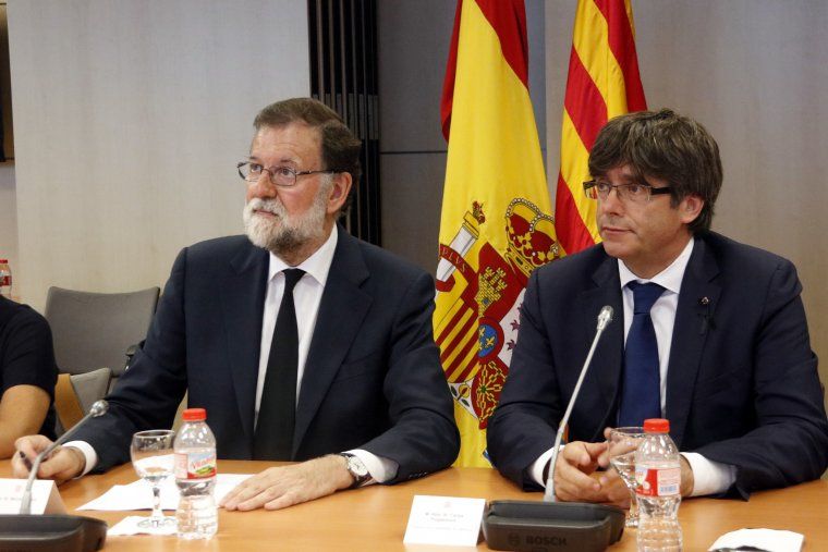 Rajoy i Puigdemont durant la reunió del gabinet de crisi