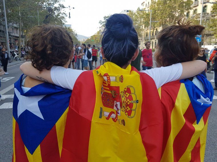 Tres amigues amb a la manifestació contra la repressió policial
