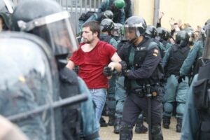 Un agent de la Guàrdia Civil s'endú un concentrat favorable al referèndum a Sant Cebrià de Vallalta