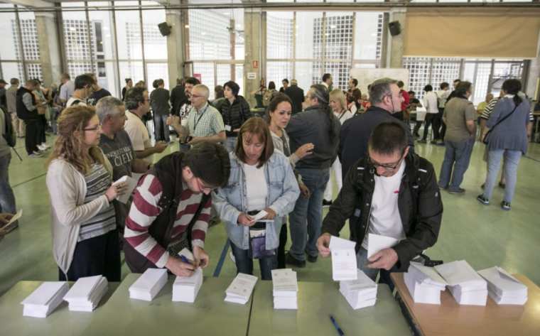Rubinencs i rubinenques votant el passat 1 d'octubre al col·legi electoral de La Serreta