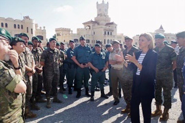 Cospedal, en una visita al Bruc enraona amb la tropa