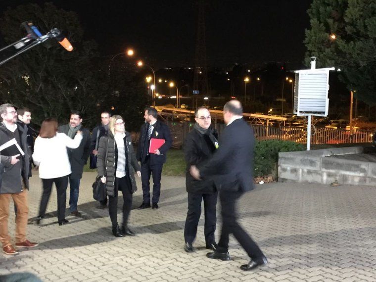 En Jordi Turull saluda a Vicent Sanchis davant la mirada d'Elsa Artadi