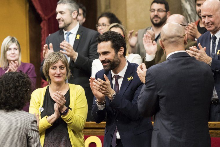 Alba Vergès i Roger Torrent aplaudeixen el resultat de la votació