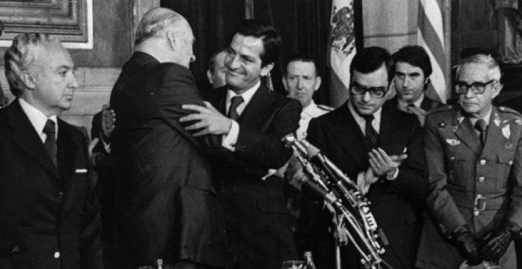 Tarradellas i Suàrez, en ser proclamat president, amb l'aplaudiment de Rodolfo Martín Villa i Coloma Gallegos