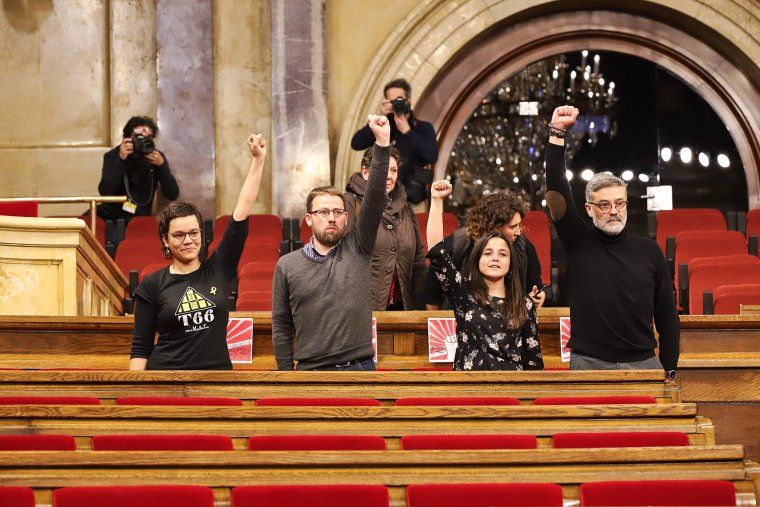 Els quatre diputats de la CUP protesten per la suspensió del ple d'investidura