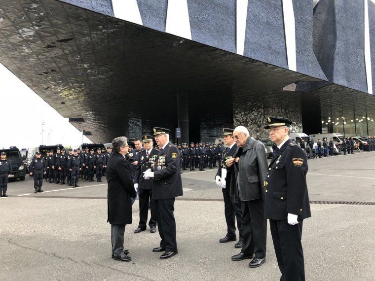 Enric Millo saluda a Sebastian Trapote en arribar a la festa del CNP