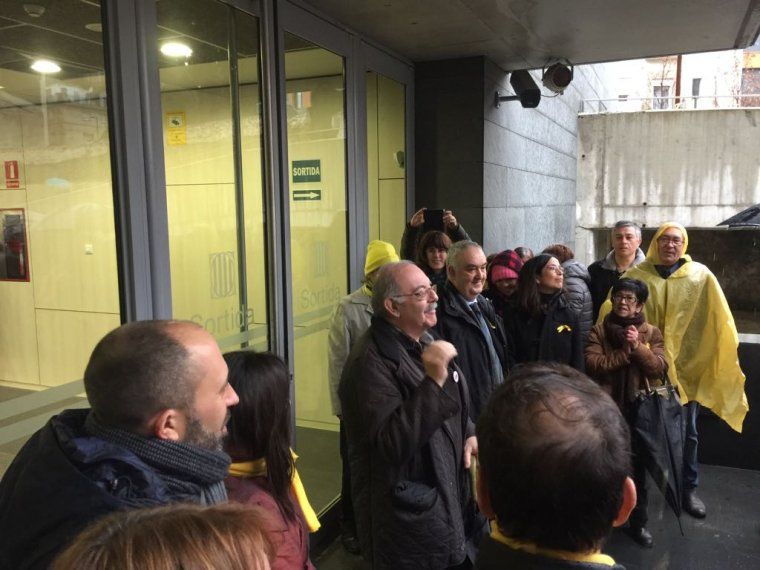 L'alcalde de Callús, amb ulleres i bigoti, es dirigeix als concentrats davant el Jutjat que li han fet costat aquest matí