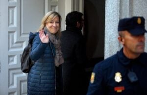 L'expresidenta de l'AMI Neus Lloveras saluda mentre entra a la seu del Tribunal Suprem