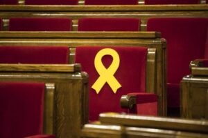 Llaç groc en un dels escons dels diputats independentistes absents al ple