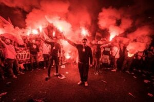 Protestes d'espanyolistes davant de la porta de la seu de l'ANC
