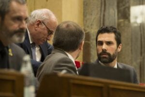 El president del Parlament, Roger Torrent, enraona amb Josep Costa i Xavier Muro, mentre Eusebi Campdepadrós mira l'hemicicle