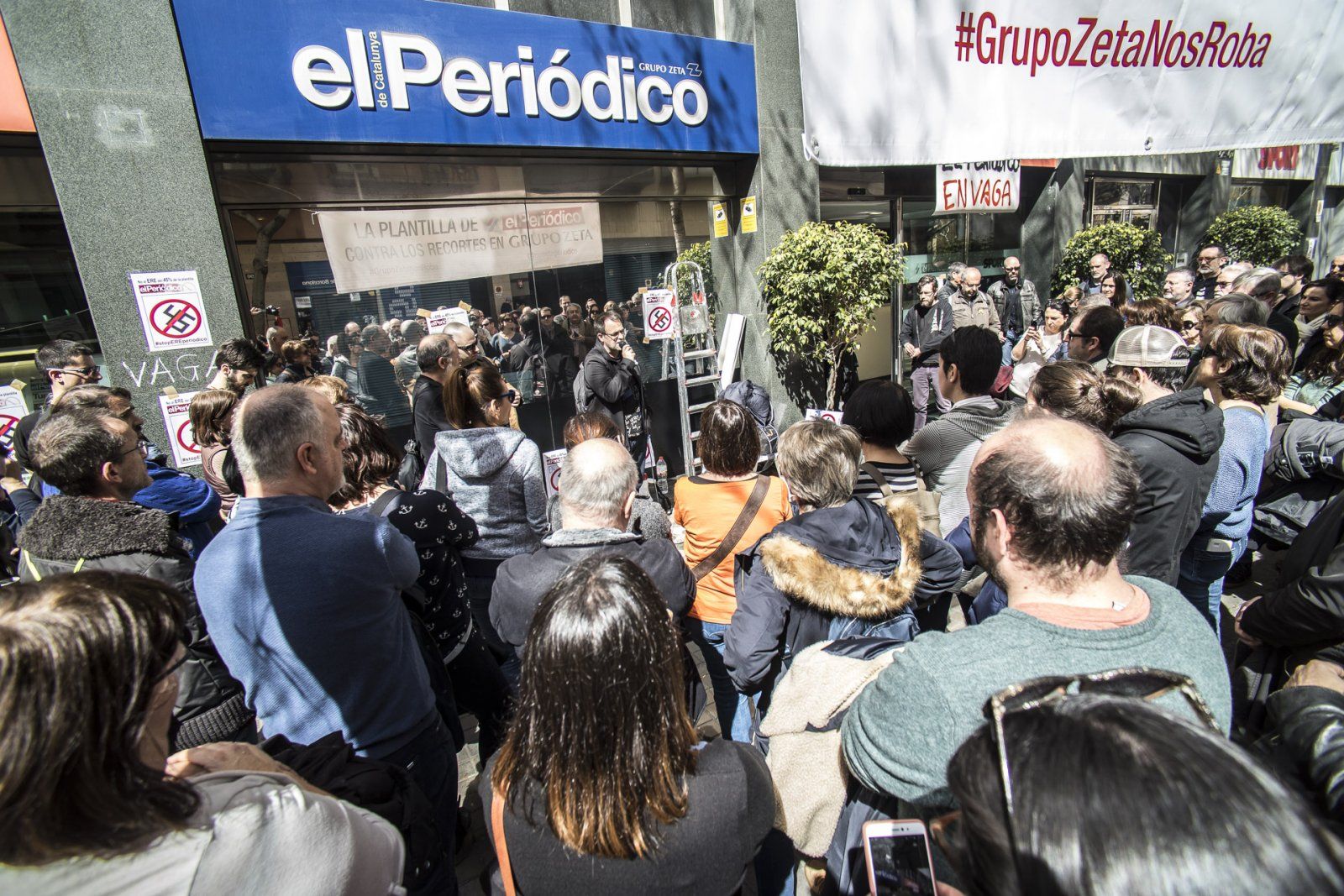 Treballadors a les portes de 'El Periódico'
