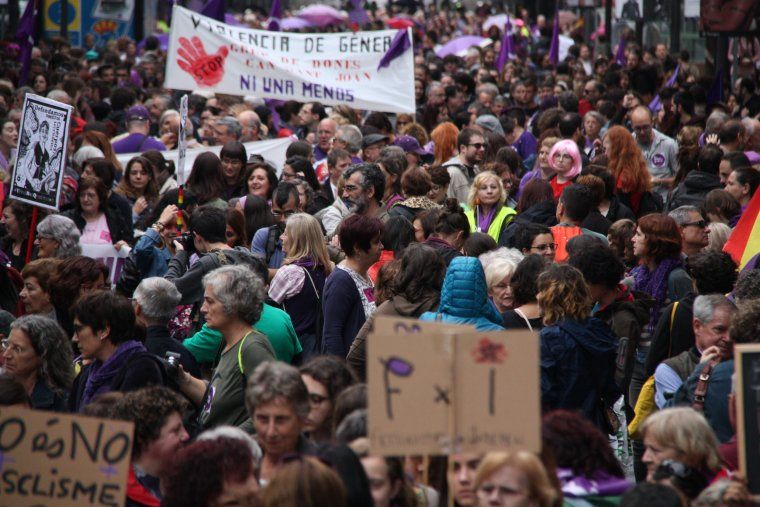 Una manifestació feminista a Tarragona, on es llegeixen diverses pancartes contra la violència masclista