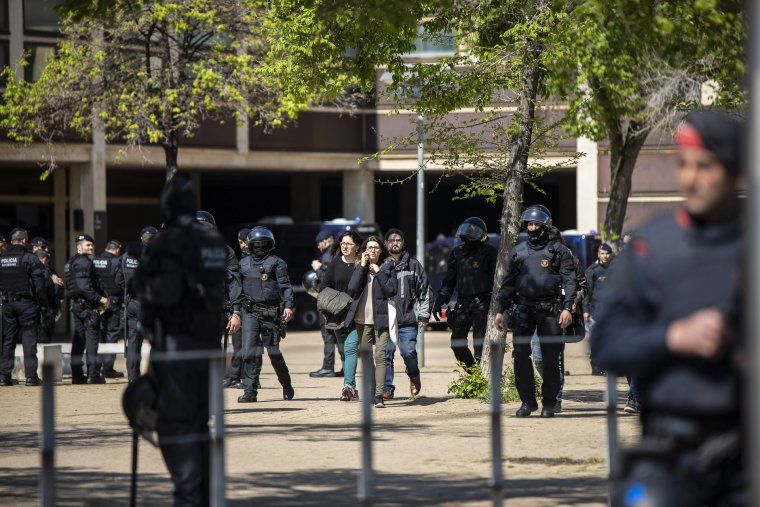 Alumnes de l'Esmuc sortint després de ser desallotjats