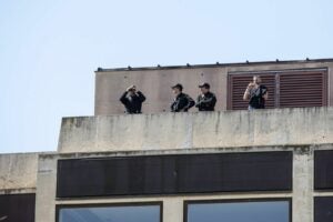 Els policies espanyols vigilen els manifestants contra la presència del rei i aguanten els crits