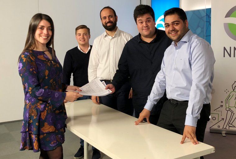 Irene Pardo, en el moment de lliurar l'aval