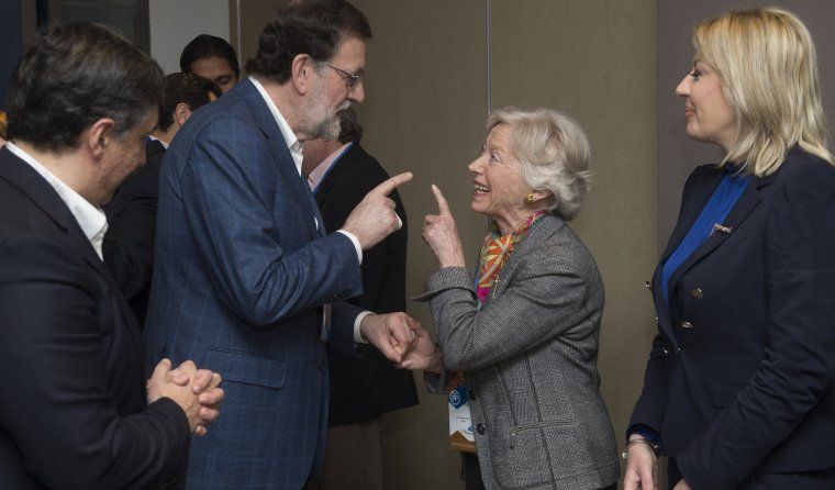 Rajoy saluda a una representant internacional a la convenció del PP a Sevilla