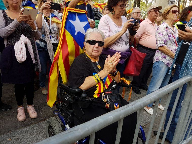 Una senyora de 80 anys a la manifestació davant del TSJC.