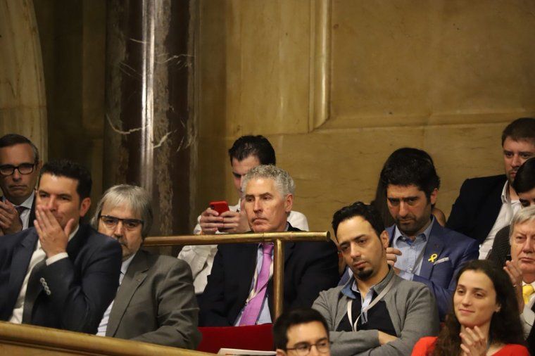 El senyor Fabró, amb corbata fúcsia, a la tribuna de convidats